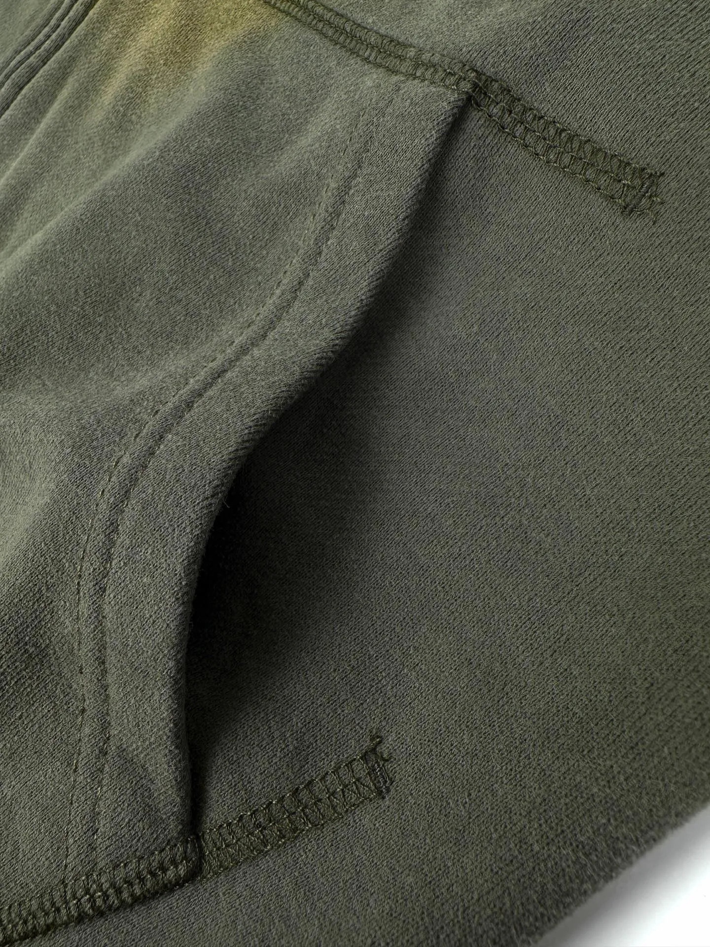 Women's Acn Studios spray-painted distressed logo hooded jacket, custom made of dusk-dyed acid-washed cloud-like fleece cotton, has a smooth drape and is soft and skin-friendly. Wearing a moss gray-green base, water-washed, acid-washed and smudged soft cloth, the matte gray-green creates a relaxed Retro street style. The iconic Acne Studios logo is embellished on the chest, simple yet recognizable. The body is decorated with simulated repair embroidery details in many places to restore the worn texture of old items, giving it a retro texture that has accumulated over time. The zippered hooded silhouette with loose dropped shoulders releases a sense of unrestricted relaxation and unlocks the relaxed retro style. Let Retro narrative blend with modern relaxation, and interpret the non-noisy Retro women's clothing style in subtle ways. 1. Imported machine embroidery uses advanced computer control systems and precision mechanical components to achieve detailed pudding work, with smooth and delicate lines and a full sense of sophistication. 2. Glue printing: Use glue liquid paint to print patterns on the fabric, and bake the fabric to fix the printed pattern. 3. Gradient distressed spray paint. By spraying dyes of different colors on the surface of the fabric, the clothes can show rich color changes under different lights and increase the visual layering. 4. Positioning and wear-and-tear. Many places on the garment body are regularly positioned and worn manually. Manual brush marks are added to the surface of the clothing to add texture and depth to imitate the texture of natural wear and tear. 5. Enzyme washing treatment: The fabrics have been fermented and washed, so they have a better hand feel and texture, are not easy to deform, shrink or fade, and maintain long-term beauty. Accessories: Customized 1:1 Acne zipper Customized 1:1 Acne trademark Version: Loose version Size: S M L Style number: 88FF